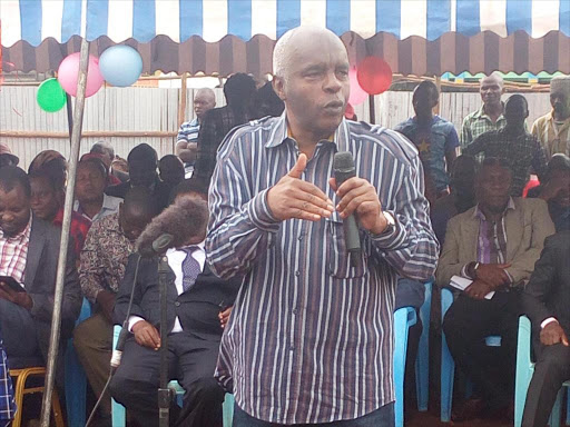 Makueni Governor Kivutha Kibwana addressing residents at Emali town. /FILE