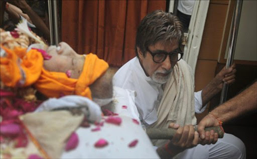 Indian actor Amitabh Bachchan (R) helps carry the mortal remains of late Bollywood actor Shammi Kapoor (L) as they head to a crematorium in Mumbai on August 15, 2011. Legendary Bollywood heart-throb Shammi Kapoor, whose energetic acting and dancing style heavily influenced modern-day Indian film stars, died on August 14 aged 79.