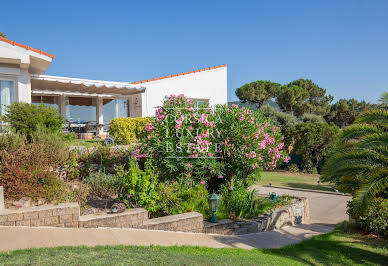 Seaside house with pool and garden 4