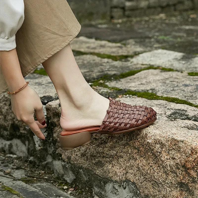 Title 7, Pantoufles en cuir vintage tissées à la main