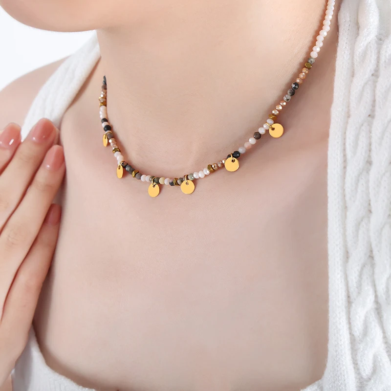 Collier rond multicolore à pompon et perles personnalisé, design Hip Hop Hipster, pour un look tendance et original.