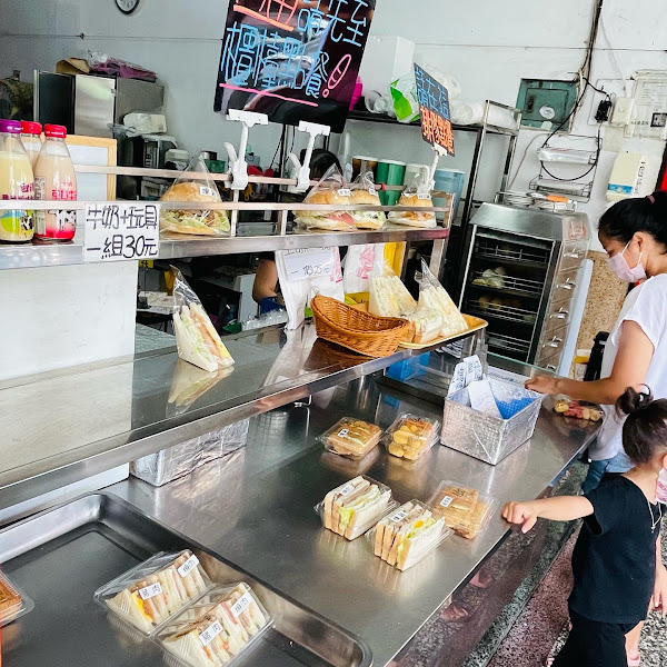 藍鯨早餐店

營業時間：AM 06:00 ~ PM 13:00（週日公休）

訂購專線：（07）312-5919

地址：高雄市三民區嫩江街111號

藍鯨也未免太多人了吧，這麼熱還這麼多人在排隊😑