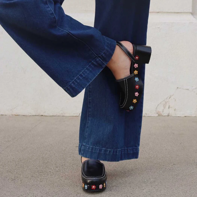 Damen-Schuhe mit runder Spitze, Blumen-Schnalle und dickem Absatz. Bequeme und stilvolle Schuhe für Damen, perfekt für den täglichen Gebrauch und besondere Anlässe.