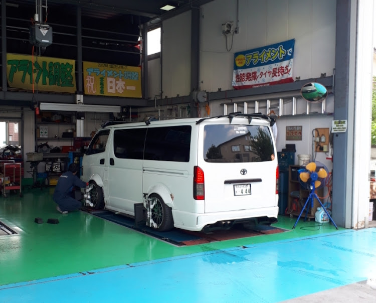 ハイエースバンの車高調整・アライメントに関するカスタム事例の投稿画像1枚目