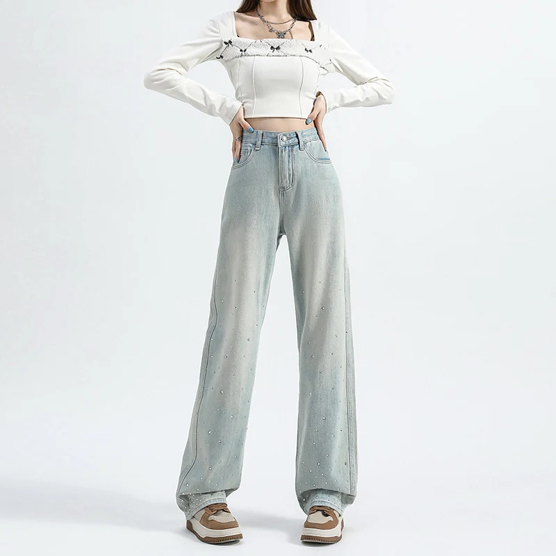 Jean droit ample vert menthe pour femme. Confort et style décontracté. Parfait pour un look quotidien frais et léger. Une pièce essentielle pour votre garde-robe.