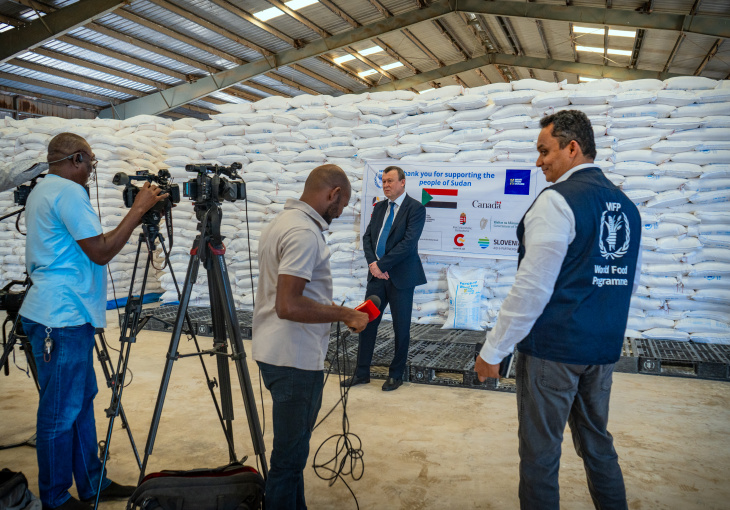 Ukrainian Ambassador to Egypt, Nahornyi Mykola (in suit) at the WFP warehouse at the Port of Sudan.