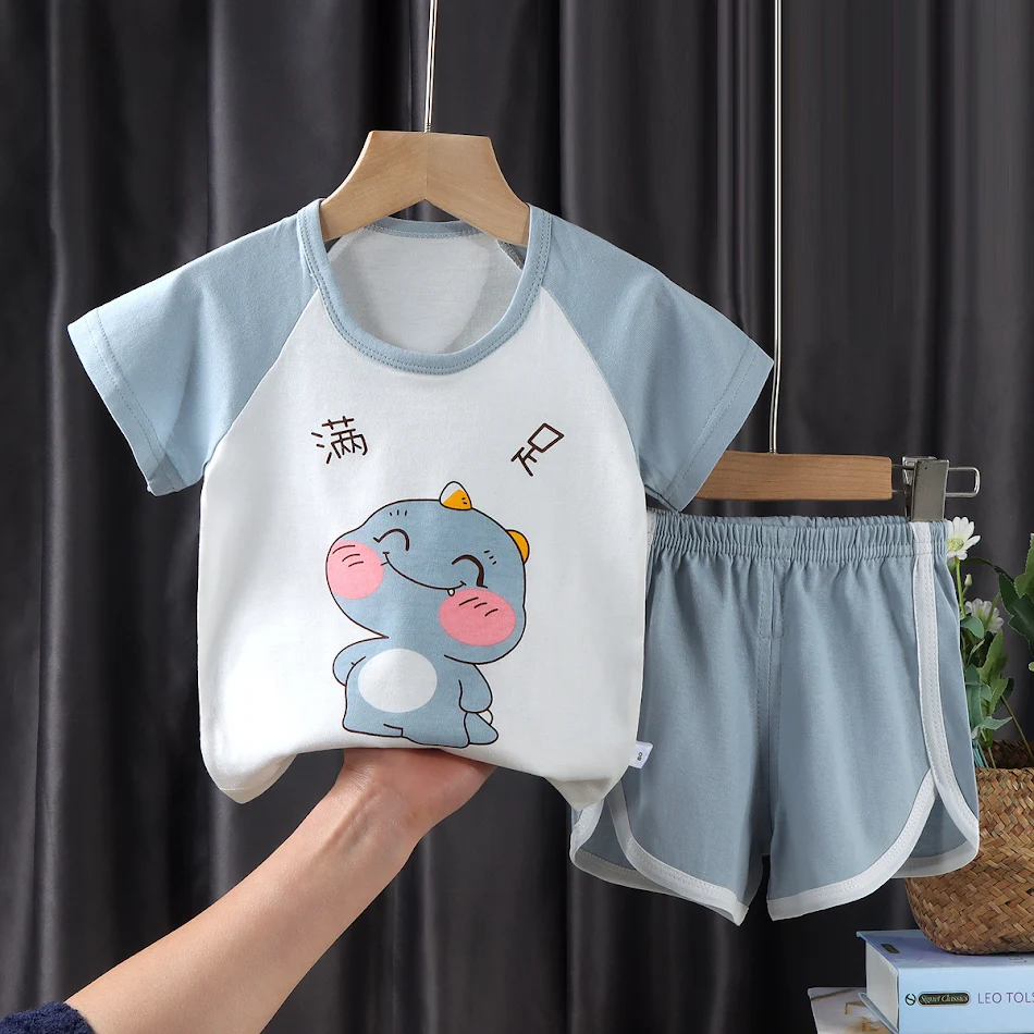Koreaans kinderkostuum met korte mouwen. Kinderkleding, ideaal voor de zomer. Comfortabele en stijlvolle set, perfect om in te spelen.