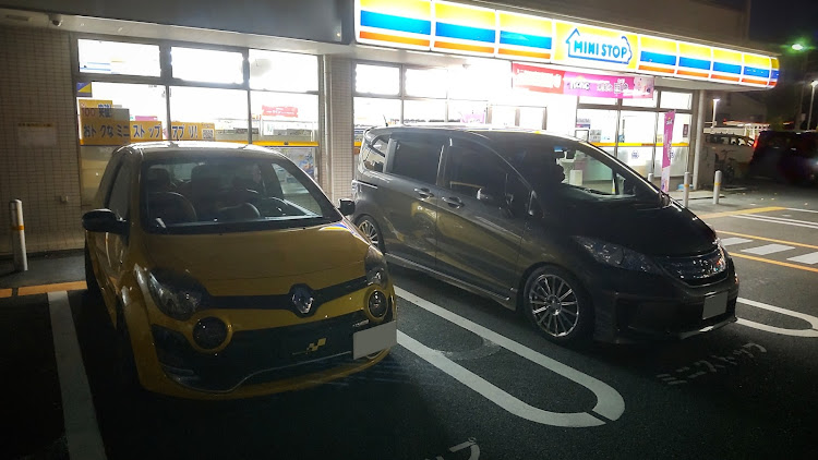トゥインゴのフリード・ご近所フォロワーさん・コラボ・コンビニにて・帰り道に関するカスタム事例の投稿画像1枚目