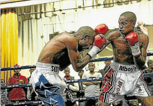 GLOVES ARE TALKING: Aphiwe Mboyiya, right, seenb here getting past Jasper Seroka’s defences, will take on Jerry Castroverde tonight Picture: MARK ANDREWS