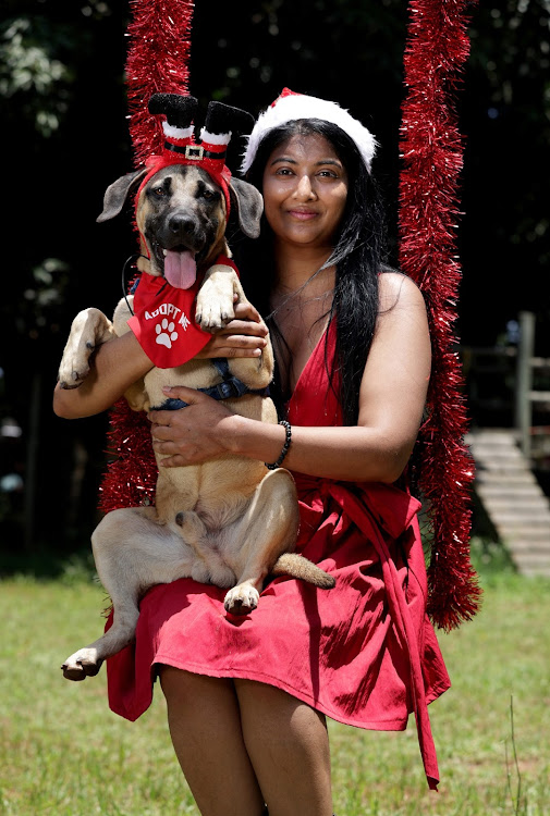 Dheshni Moodley from Phoenix Animals Care and Treatment Centre poses with Gunther at the annual Christmas Extravaganza at the Lions Club of Durban North. Photo: SANDILE NDLOVU