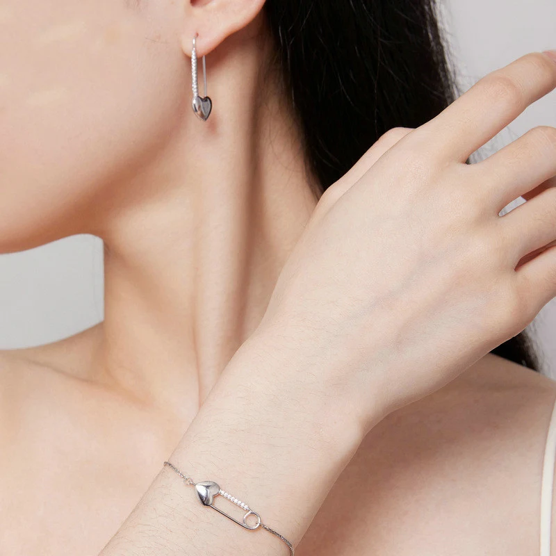 Boucles d'oreilles à clip femme, personnalité mode simple. Accessoire facile à porter, élégant et stylé. Rehaussez votre look quotidien.