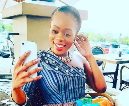 Scandal! actress Lusanda Mbane doesn't mind smiling for a thousand pictures.