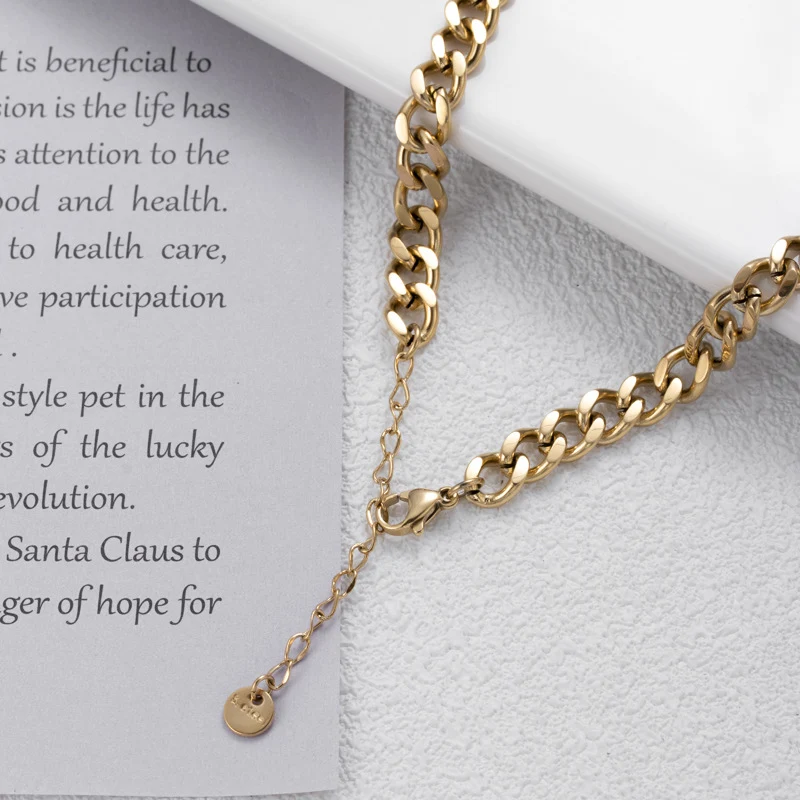 Colar de coração de aço inoxidável com micro strass, design de minoria de luxo leve, moda em aço titânio.
