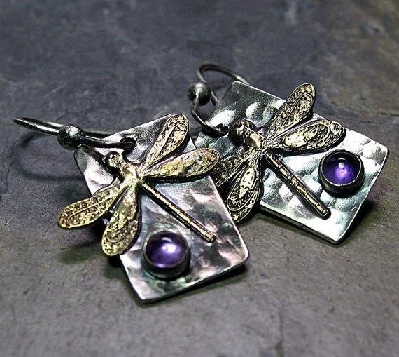 Boucles d'oreilles libellule rétro personnalisées pour femmes, avec gemme animale, un bijou vintage et élégant pour votre style.