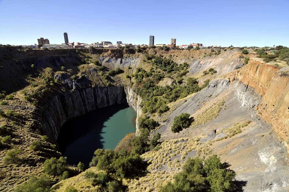 Big Hole, uma cratera cavada com as mãos!