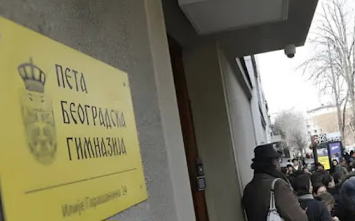 Protest ispred Pete beogradske gimnazije zbog premeštanja nastave u druge dve škole