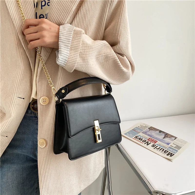 Sac à main chaîne mode asymétrique à une épaule. Un accessoire élégant et pratique pour transporter vos essentiels avec style et sécurité.