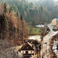 Vista dall'alto una borgata in Transilvania  di 