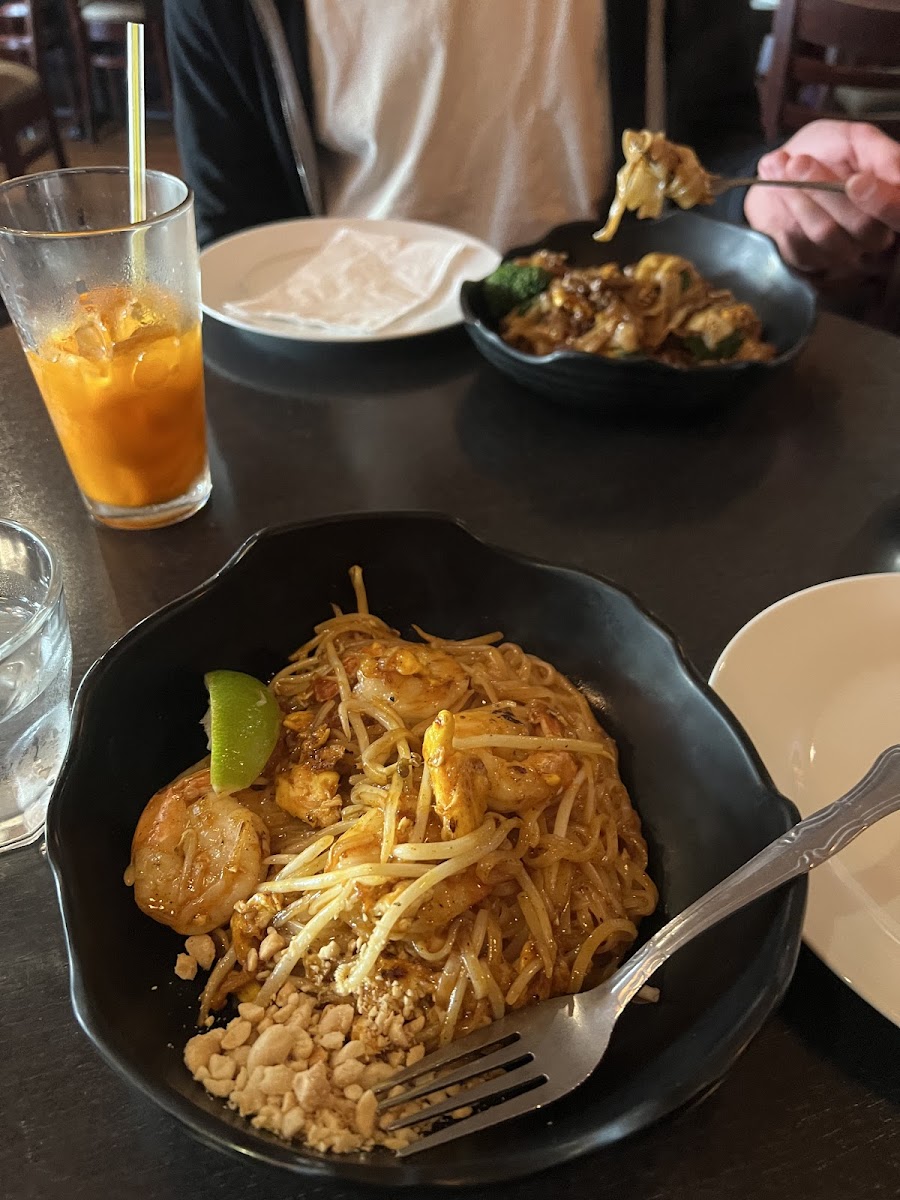 Shrimp pad thai with white rice