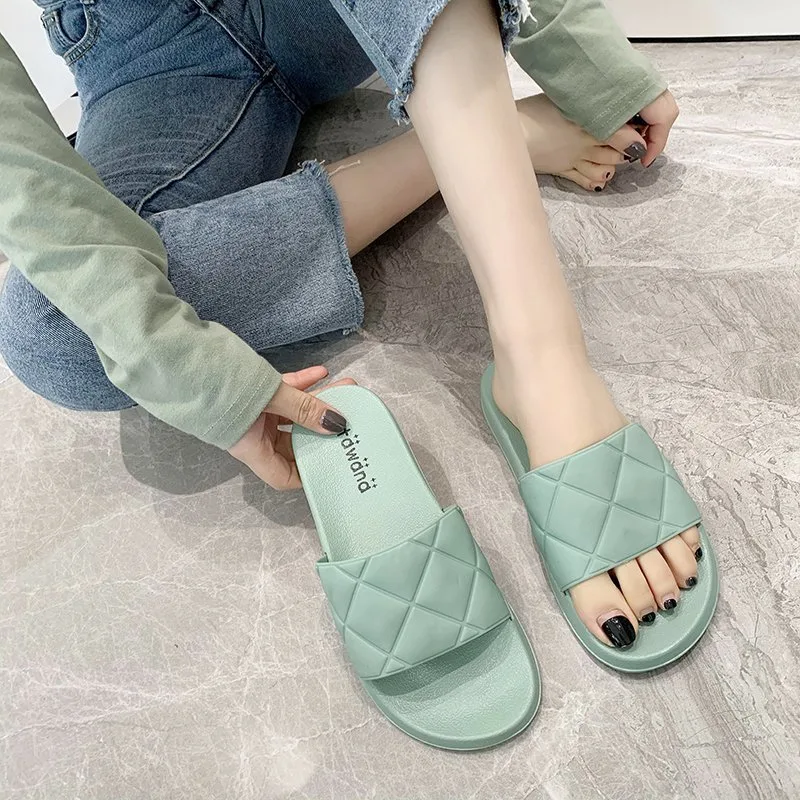 Sandales de plage unies pour femmes, design tendance et confortable. Parfaites pour l'intérieur et l'extérieur. Chaussures de mode printemps.