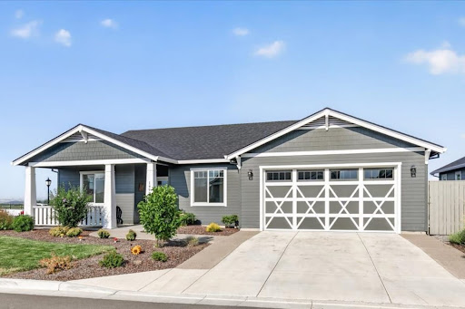 Prestige house for sale in Medford (United States) - Gray house with garage and porch