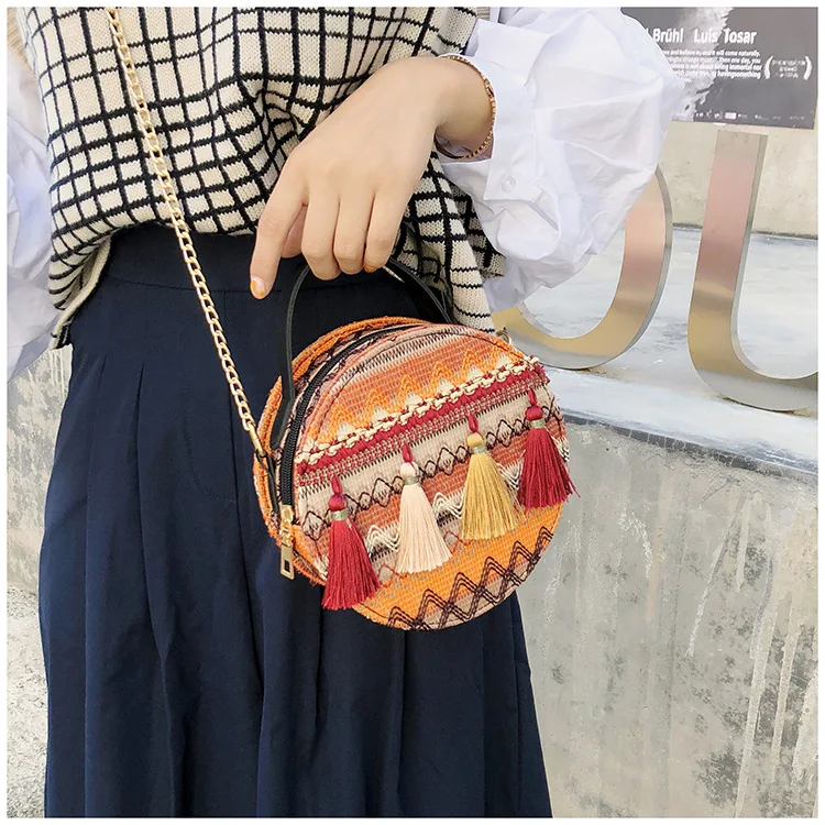 Ethno-Style runde Tasche für Mädchen, kleine Umhängetasche und Crossbody Bag. Stilvoller Begleiter für den Alltag und besondere Anlässe.