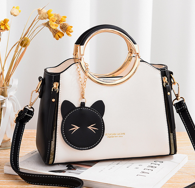 Bolso Bandolera de Mano Inclinada para Mujer con Colgante de Dibujos Animados, Perfecto para un Estilo Único y Divertido.