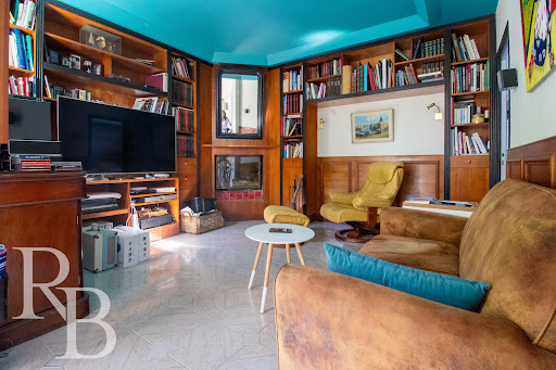 Living room with bookshelf and fireplace - Luxury house for sale in Surzur, 6 rooms, 5 bedrooms