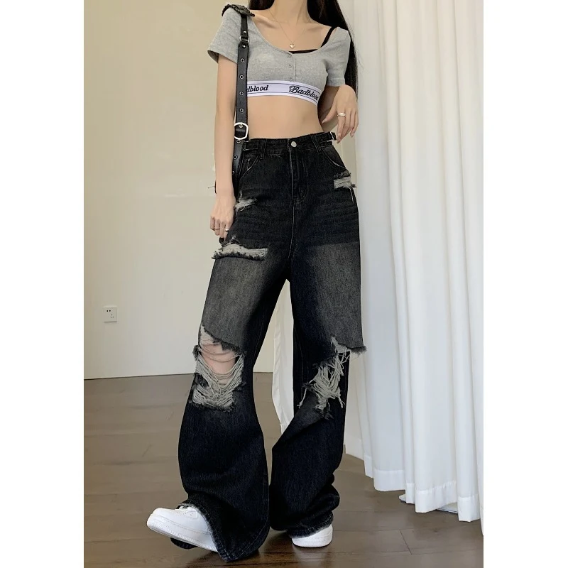 Calças jeans pretas rasgadas femininas estilo americano, perfeitas para um look urbano e moderno na rua, confortáveis e estilosas.