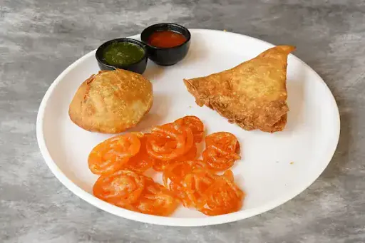 Samosa [2 Pieces] With Kachori [2 Pieces] And Jalebi