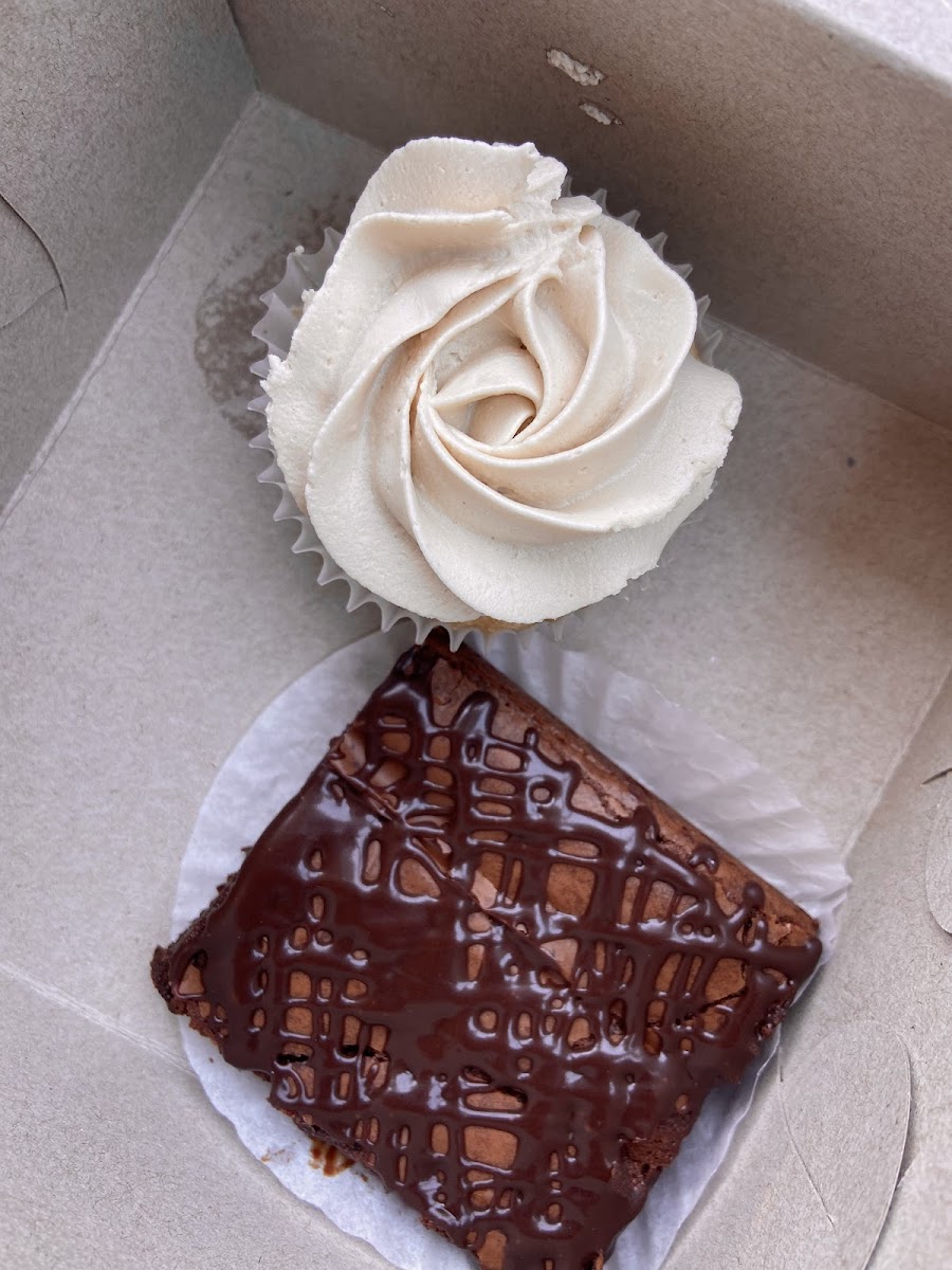 Fudge brownie and vanilla cupcake. So delicious!🧁