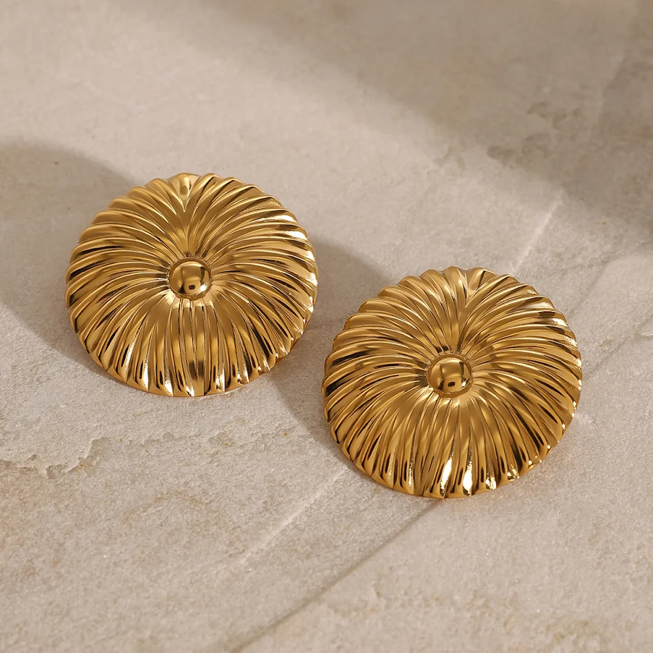 Pendientes de aro altos de acero inoxidable con diseño floral, elegantes y duraderos, realzan tu look diario con estilo y sofisticación.