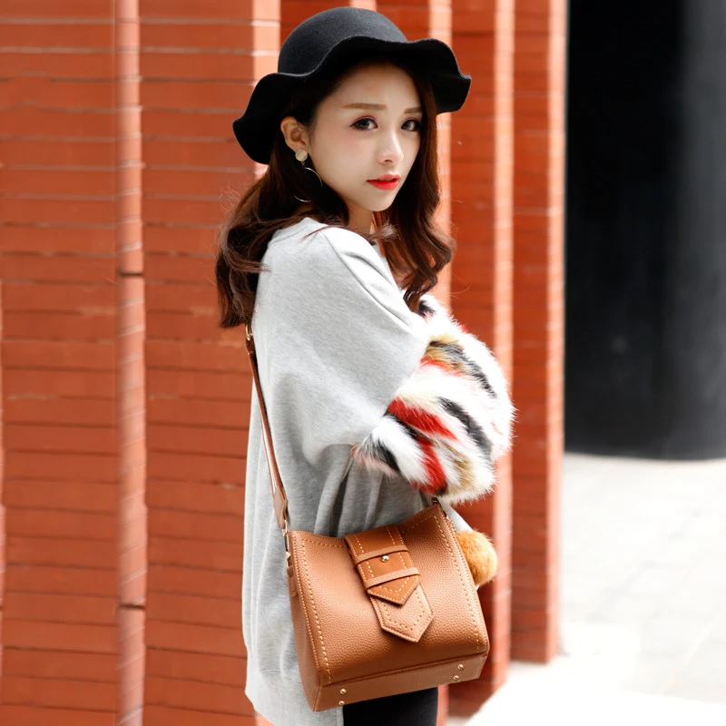 Eenvoudige & Veelzijdige One-Shoulder Messenger Bag, ideaal voor dagelijks gebruik. Comfortabel en functioneel, voor het stijlvol meenemen van je essentials.