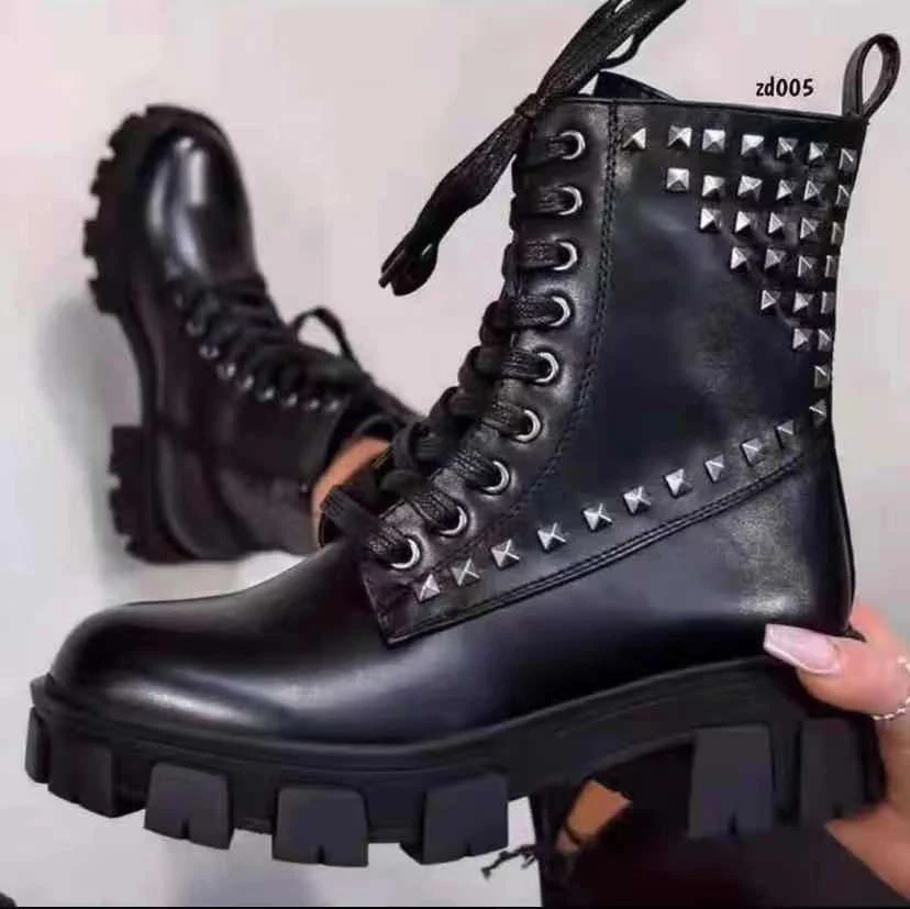 Plus size korte Martin boots voor dames met ronde neus en studs, ideaal voor een trendy en comfortabele look.
