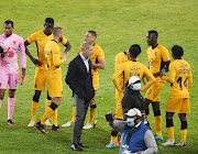 Kaizer Chiefs coach Stuart Baxter and his players during the Carling Black Label Cup pre-season match against Orlando Pirates at Orlando Stadium on August 1, 2021.