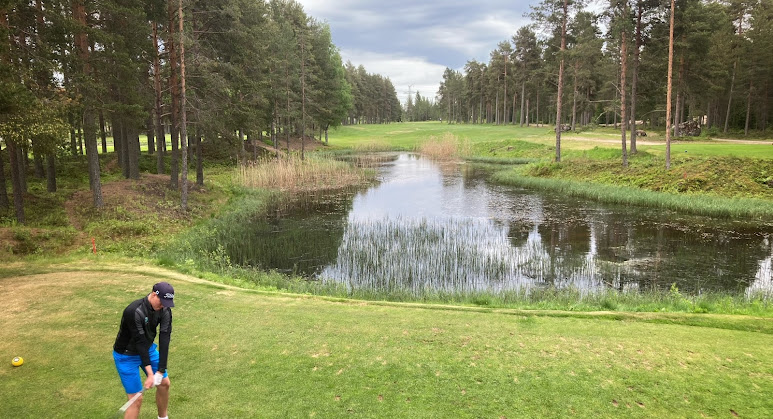 Eemeli Anttonen nakutteli voiton tasoituksettomassa sarjassa. Kuva Kokkolan 10. väylältä.