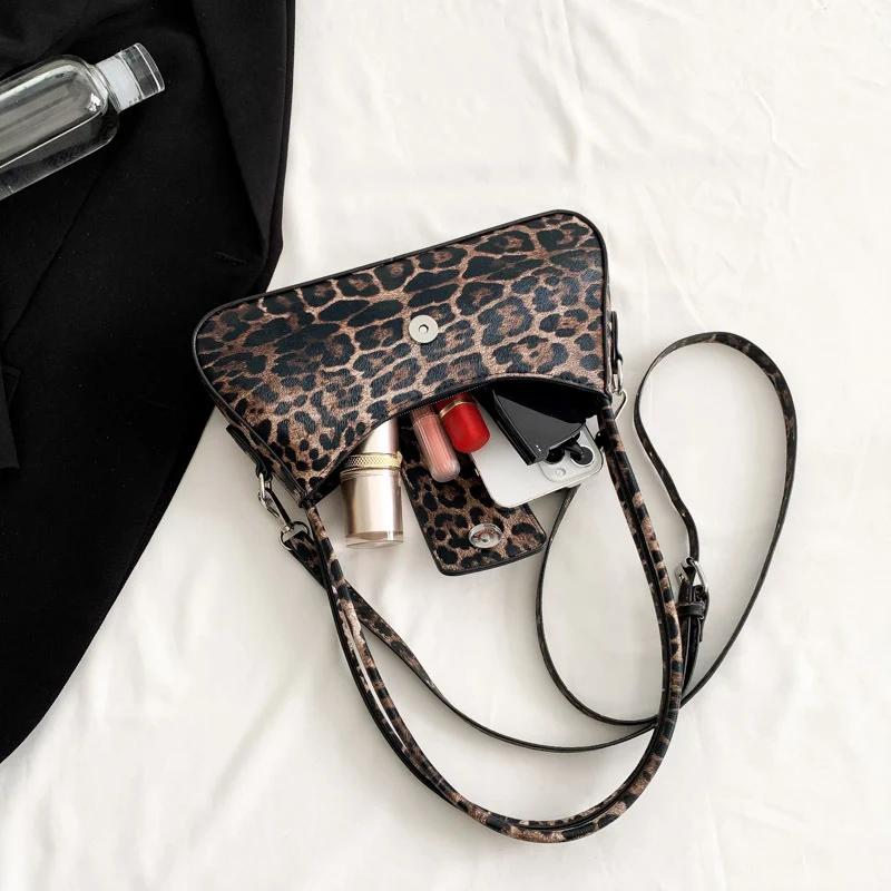 Modieuze handtas, schoudertas en crossbodytas. Veelzijdig en stijlvol voor elke gelegenheid. Ruim en comfortabel, ideaal voor dagelijks gebruik.