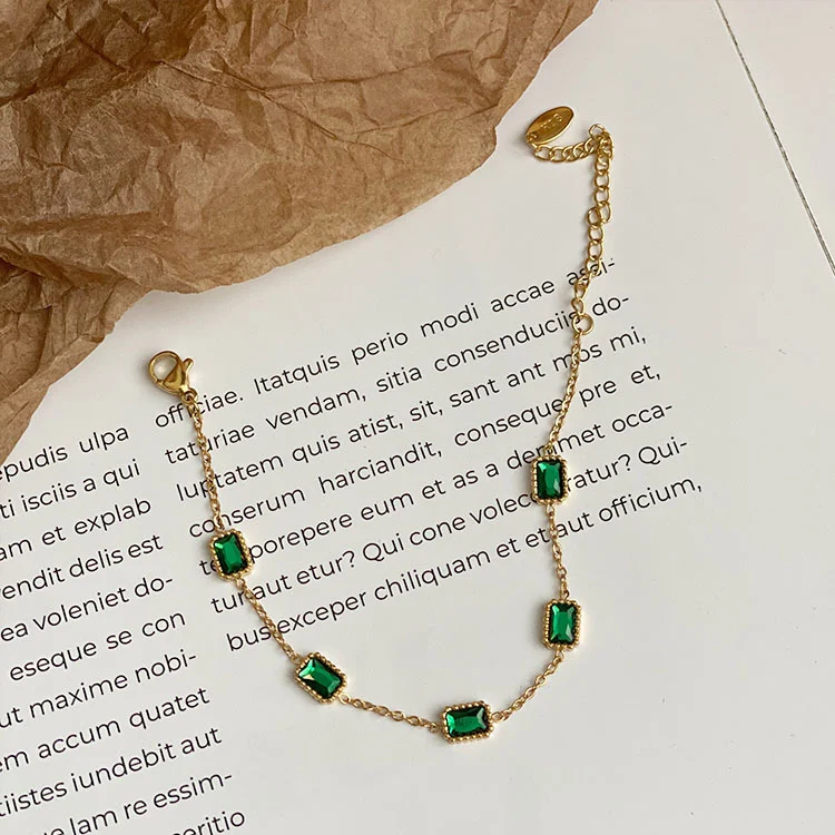 Collier émeraude français style européen et américain, un bijou élégant pour sublimer votre cou, idéal pour un look chic et intemporel.