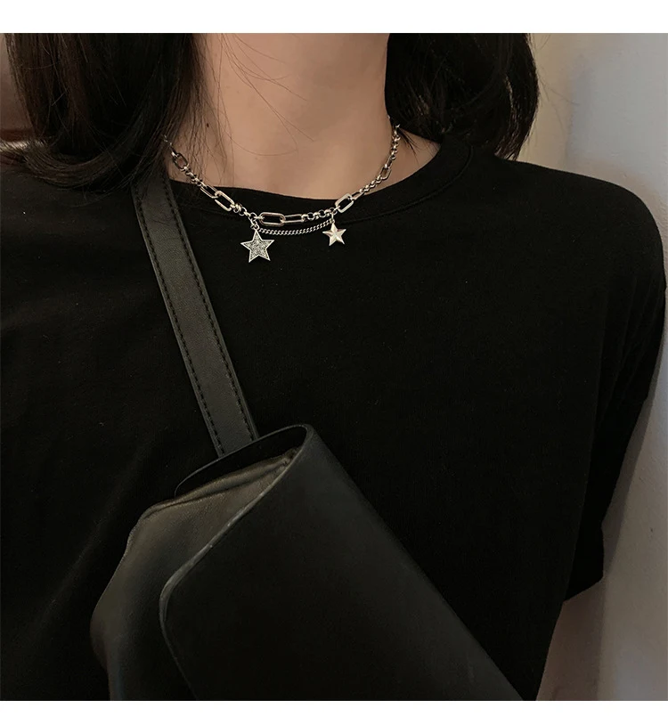 Colar retrô prateado preto profundo, corrente clavicular com personalidade marcante. Acessório estiloso para expressar sua individualidade.