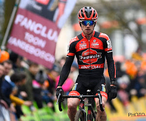 Omgewaaide boom en losgekomen finishboog: cross in Hulst was op het randje