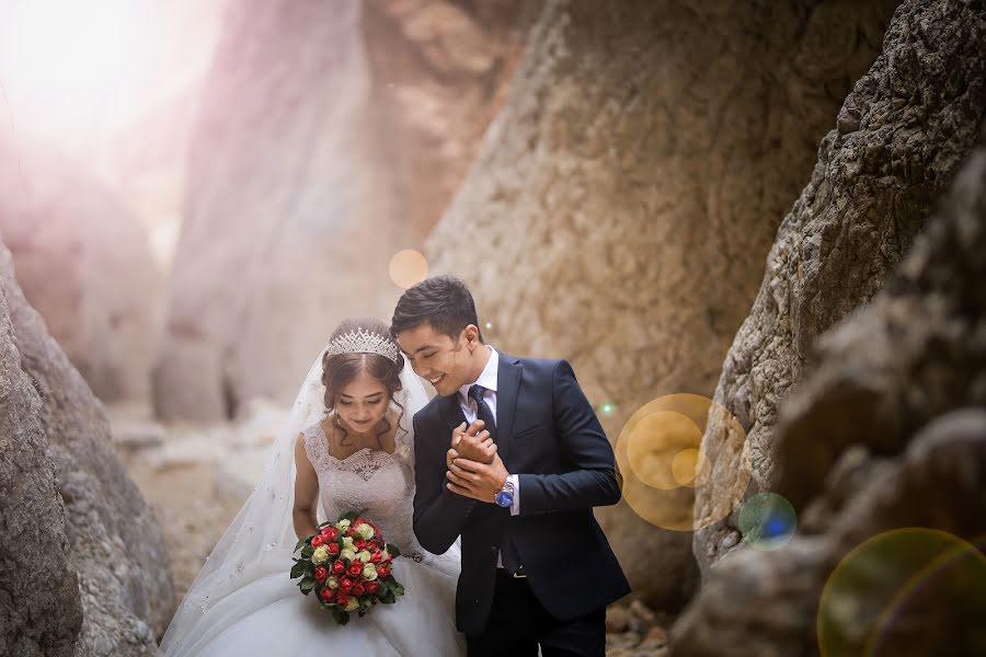 Fotógrafo de casamento Nurbek Akhunbaev (onlineprofi). Foto de 23 de dezembro 2017