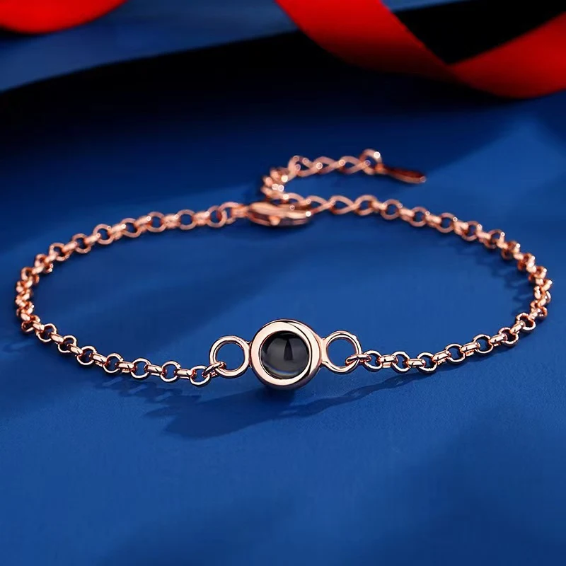 Bracelet Nano Projection Micro-Sculpté Évolutif. Projetez des images nettes, design élégant et fonctionnel. Idéal pour présentations et messages stylés