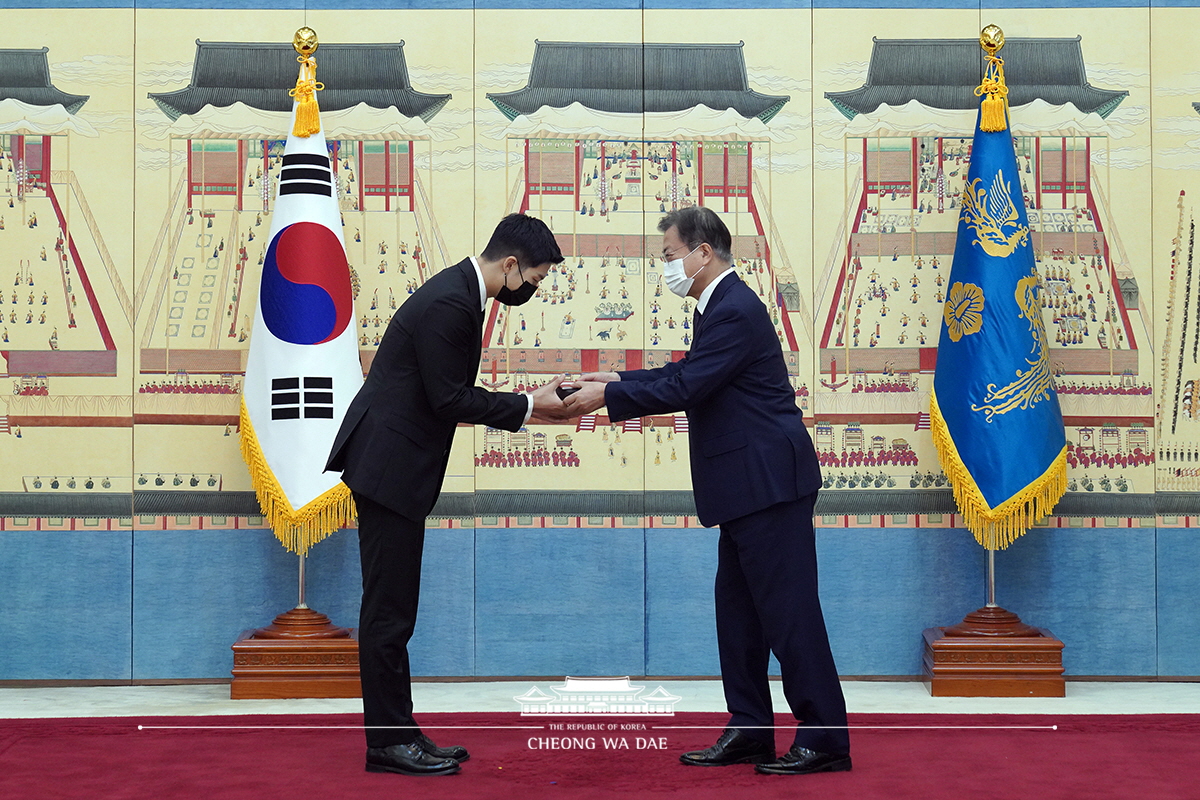 BTS - гордость Кореи: 30 фотографий из Голубого дома