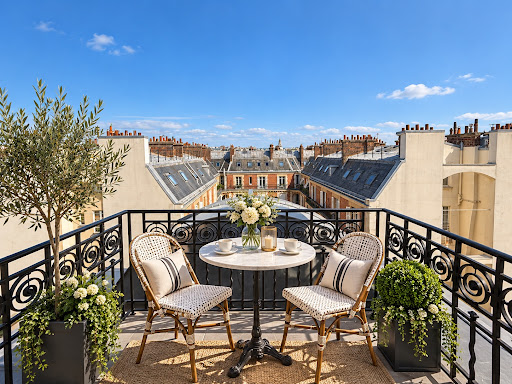 Prestige apartment / penthouse for sale in Paris 7ème (75007) - Balcony with table, chairs and city view