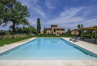 Corps de ferme avec jardin et piscine 17