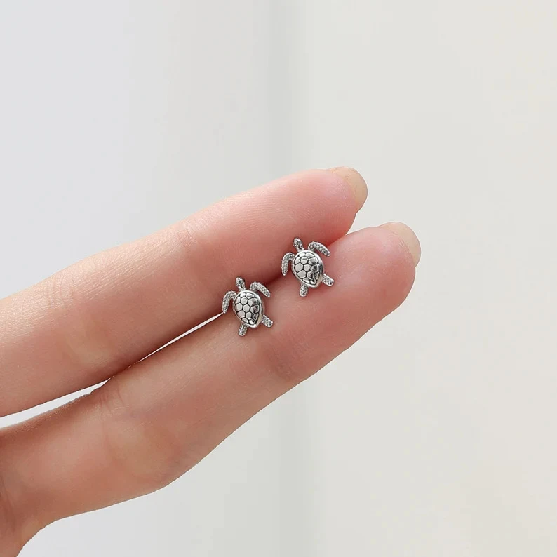 Boucles d'oreilles femme rétro, créatives en forme de tortue, couleurs anciennes. Bijoux vintage pour un look féminin et original.