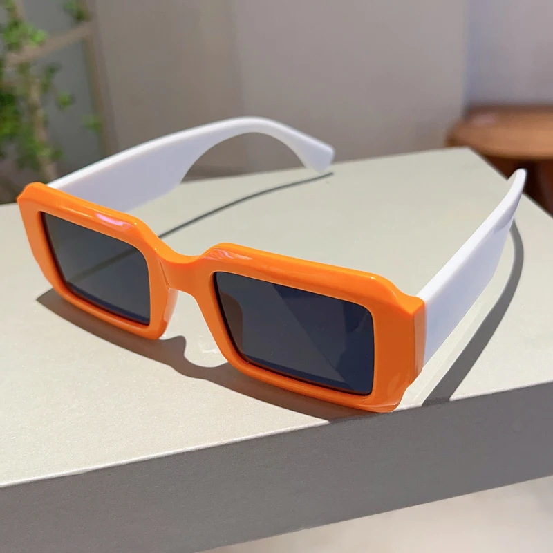 Stilske retro minimalističke sunčane naočare sa UV zaštitom. Zaštitite svoje oči od sunca sa ovim elegantnim naočarima.