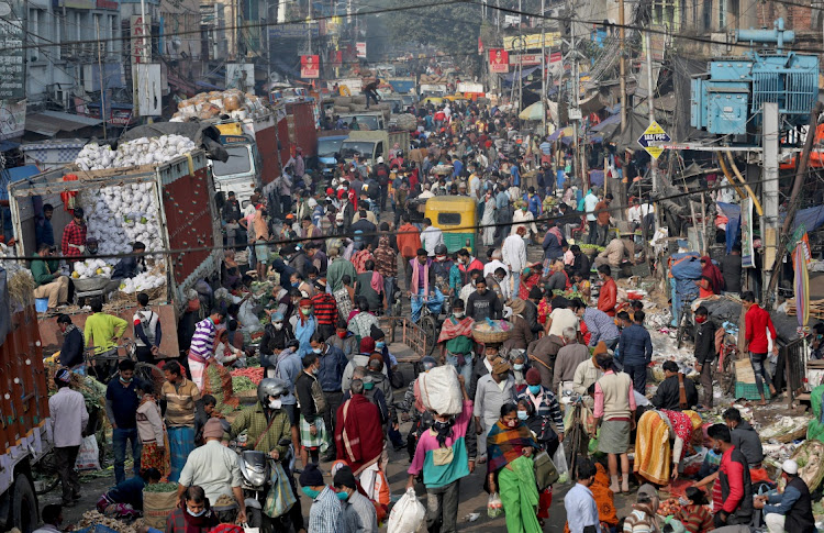 People shop in a crowded market amidst the spread of the coronavirus disease in Kolkata, India, January 6 2022. Picture: REUTERS/RUPAK DE CHOWDHURI