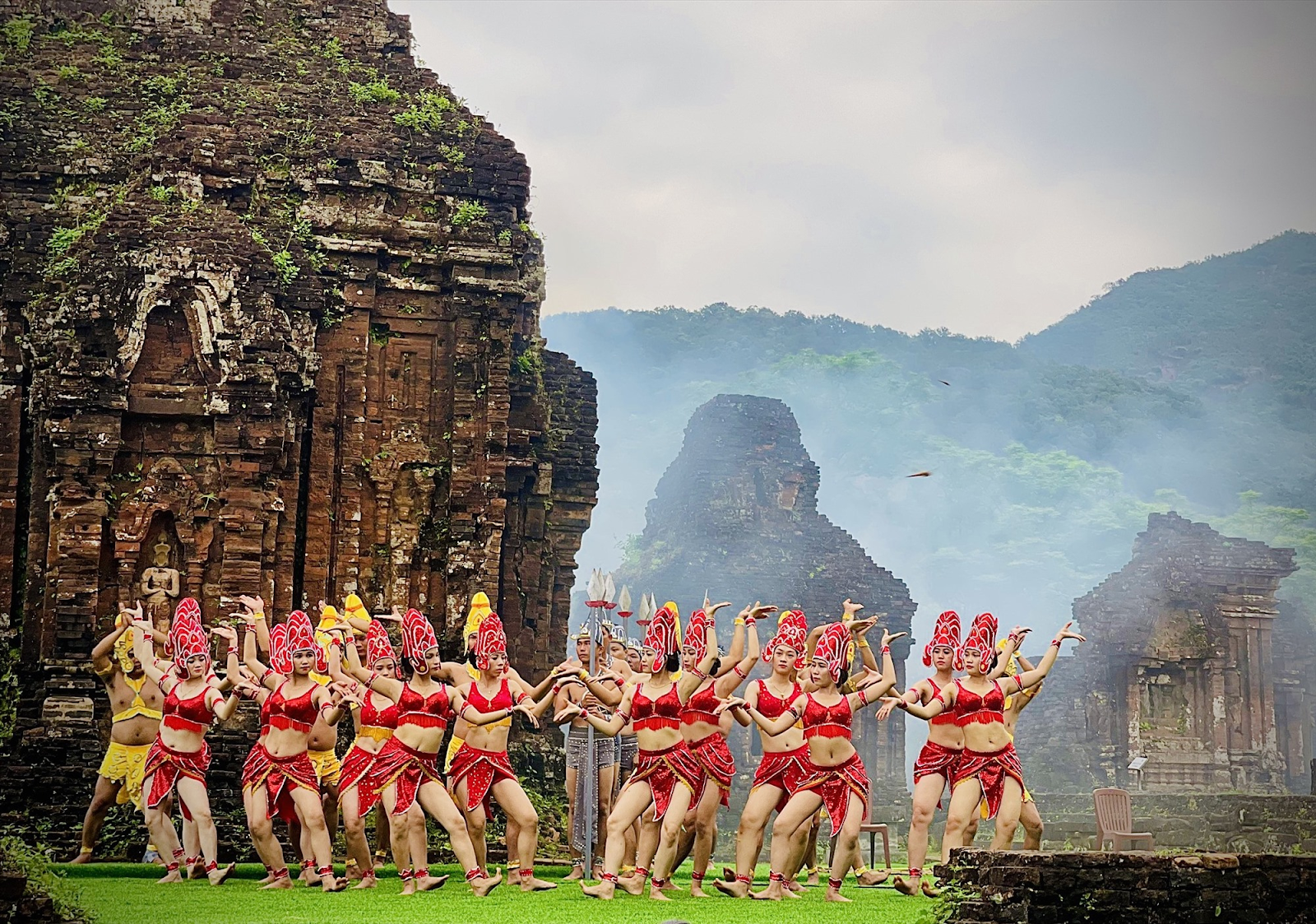 The traditional Cham dancing show in My Son Sanctuary 