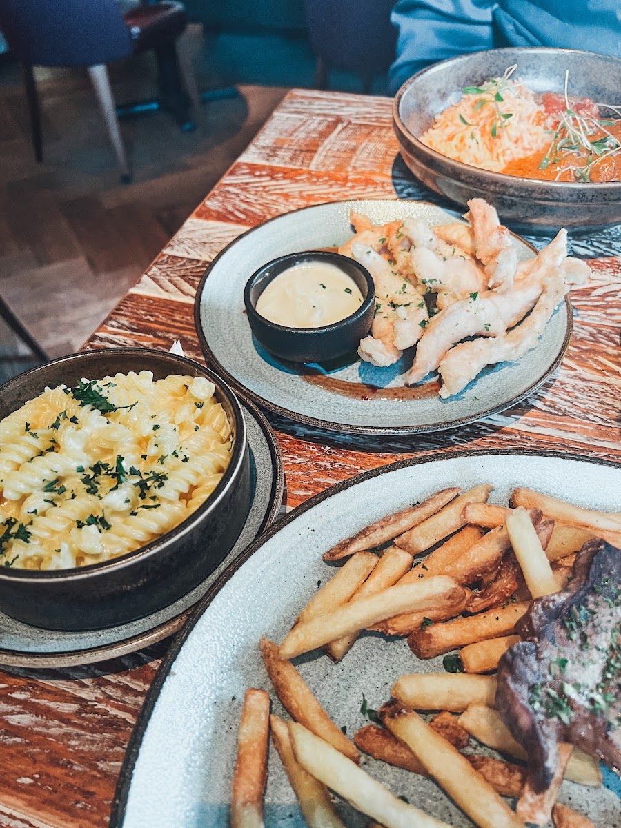 Gluten-free (Chicken tempura, steak et frites ans a side of mac 'n' cheese)